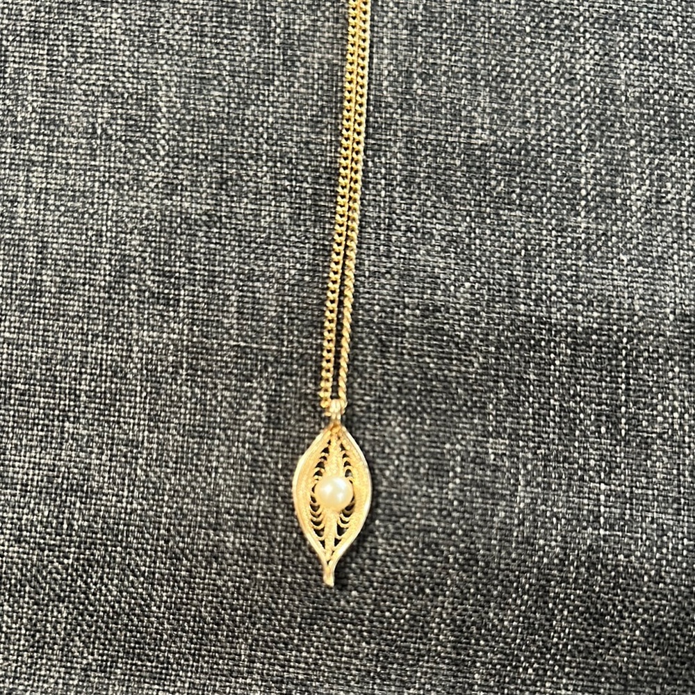 Elegant Gold Pendant Necklace